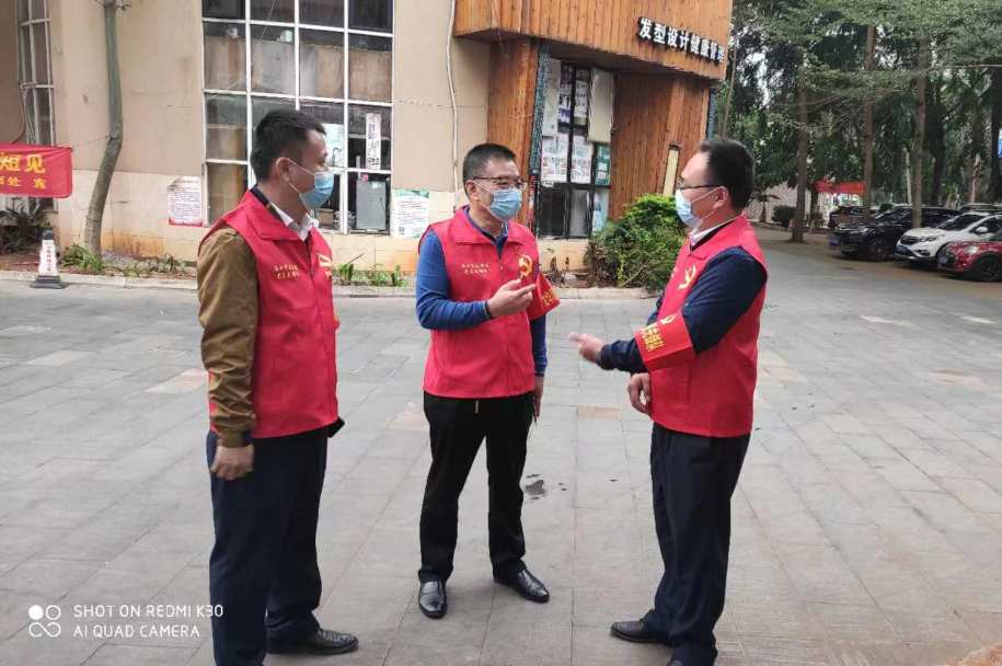 “紅馬甲”黨員先鋒隊扮靓防役一線